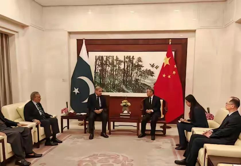 就在刚刚
日本政界人士突然宣布了，要将台湾海峡纳入可能的军事介入选项。

日本政