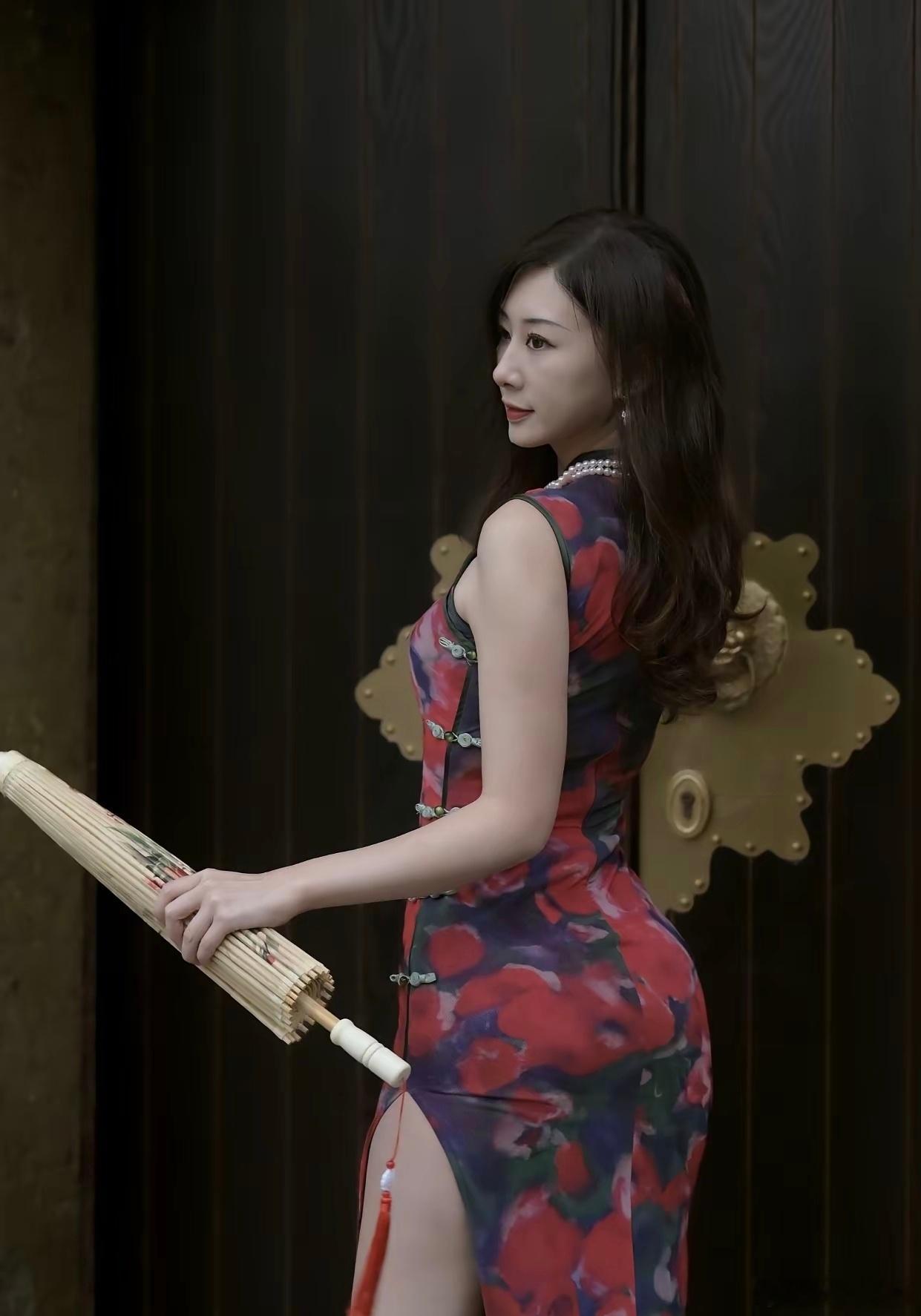 旗袍小姐姐，优雅转身，雨中漫步，伞下风情。 