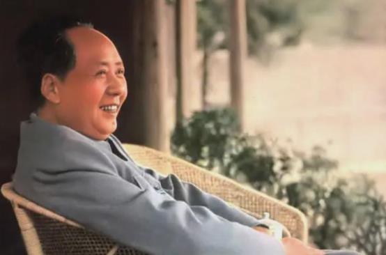 1957年，毛主席在青岛染上重感冒，连续十天不愈，病情日渐严重，而西药治疗不见效