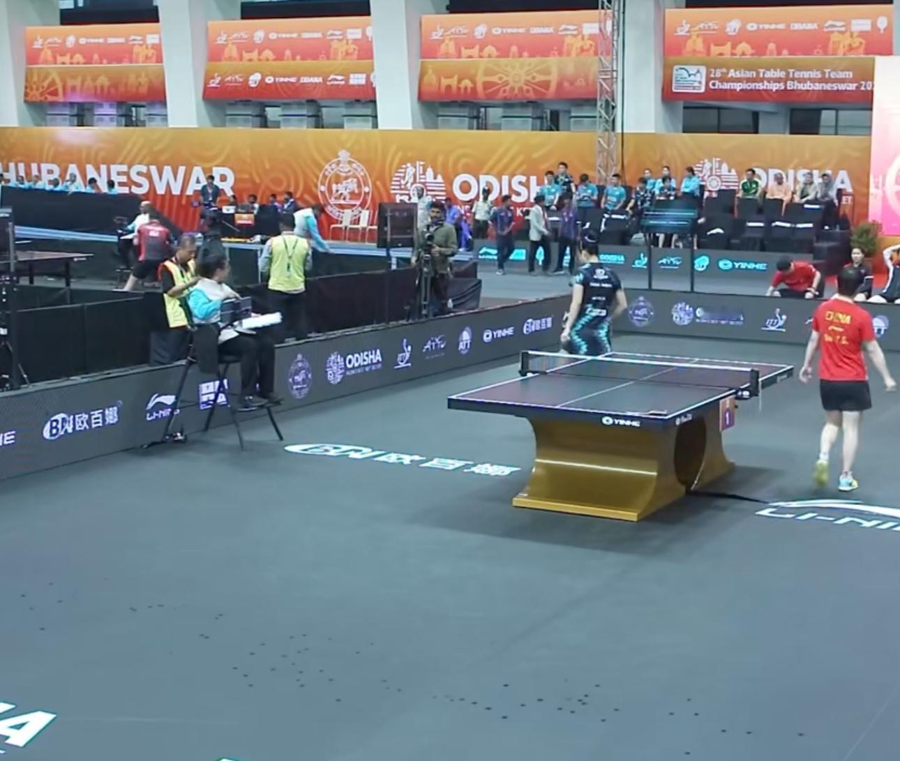 我就说今天怎么多了那么多阿姨冲上来拖地[二哈] ​​​