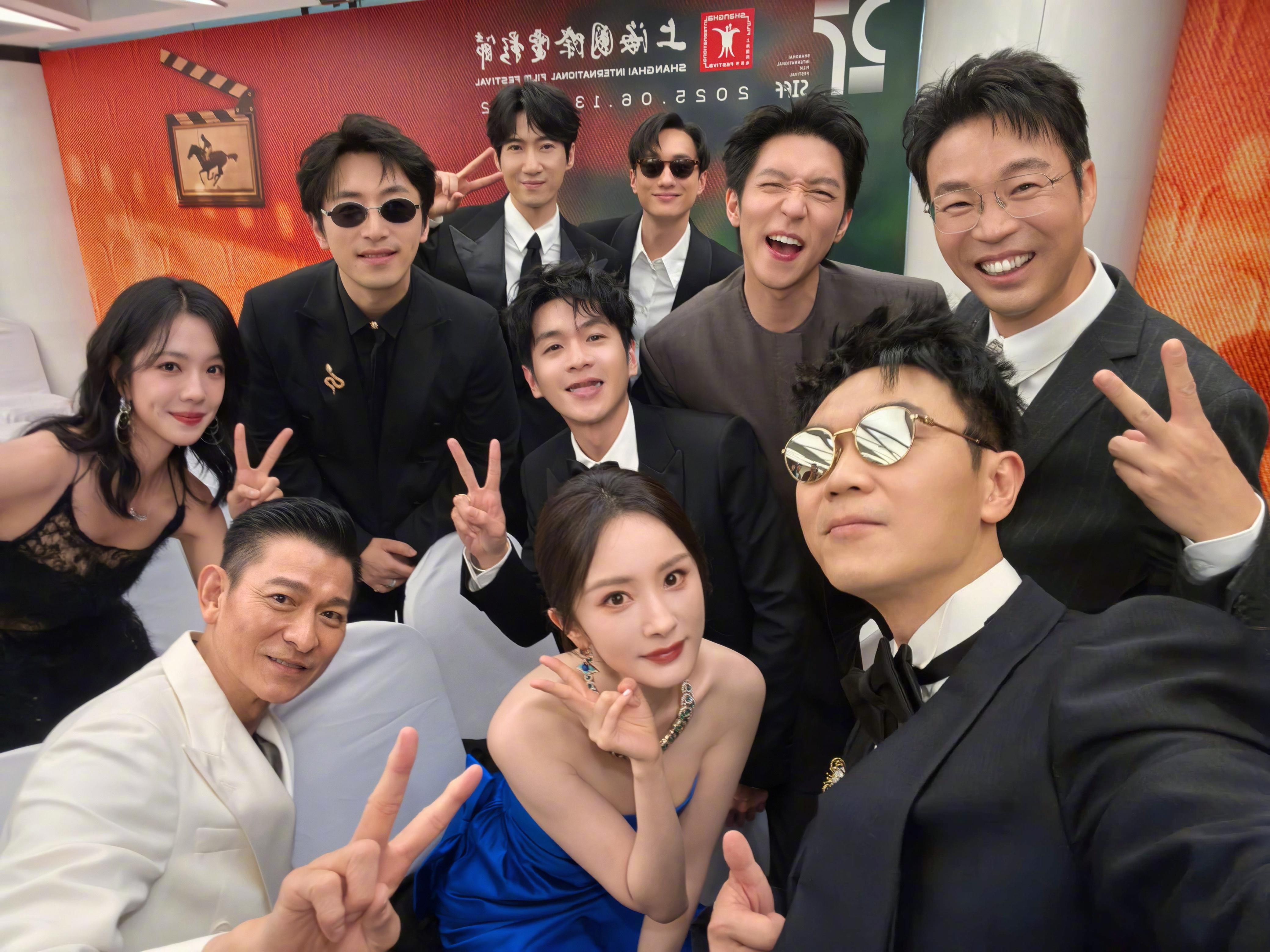 杨幂郑玉婷 《长安的荔枝》剧组后台自拍合影氛围特别好的一组呀，都是剪刀手✌️[哈