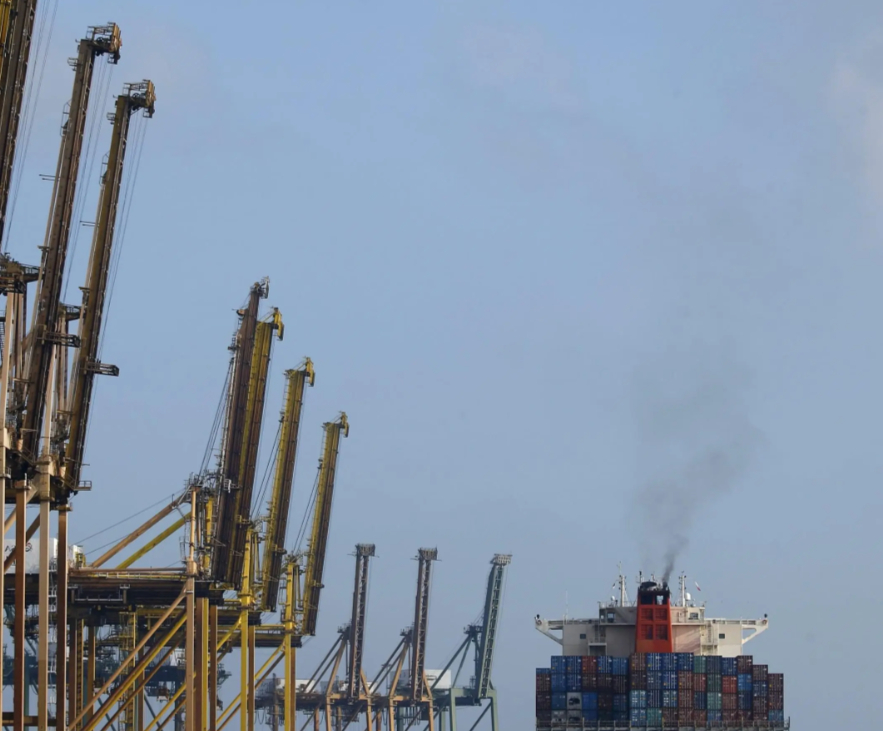 美国官员向路透社透露，特朗普政府允许将委内瑞拉石油卖给中国，但要求必须按“市场价