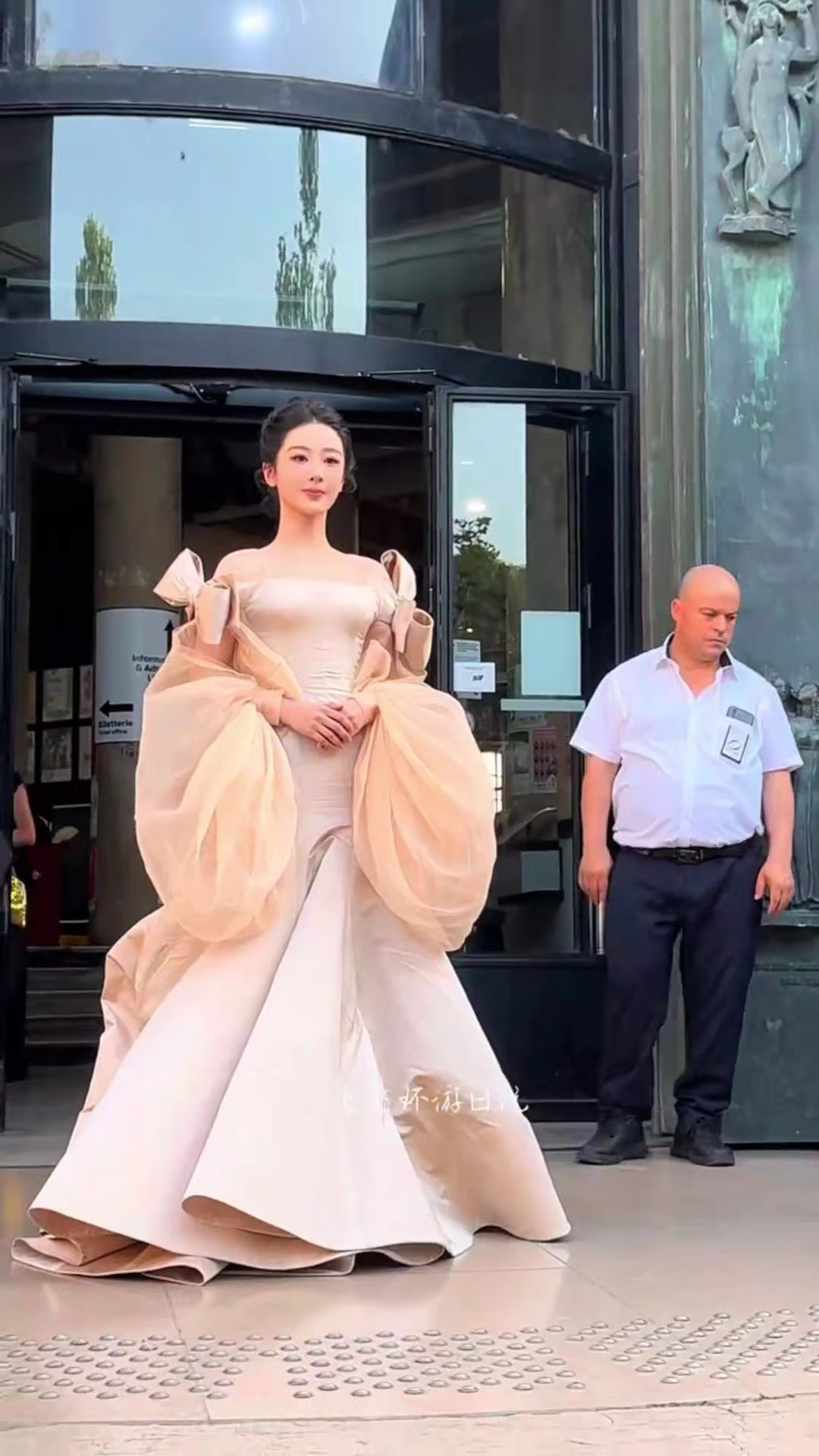杨紫大光明露额头杨紫巴黎怼脸皮肤状态 杨紫巴黎怼脸皮肤状态，杨紫大光明露额头，咱