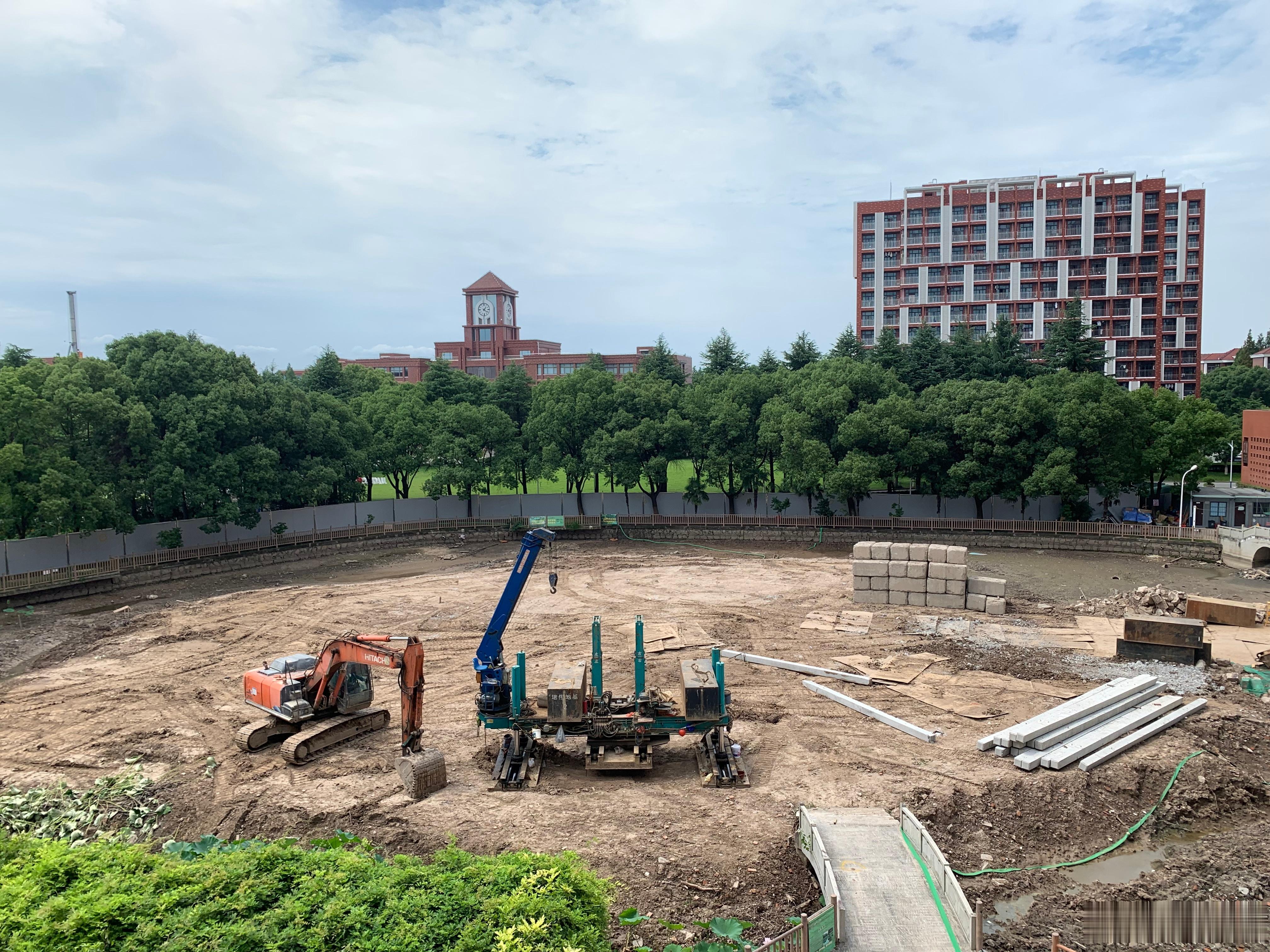 工地上的这些大水泥块是做什么用的？敝校浦东金海校区改建中的荷花池。今年的“暑假”
