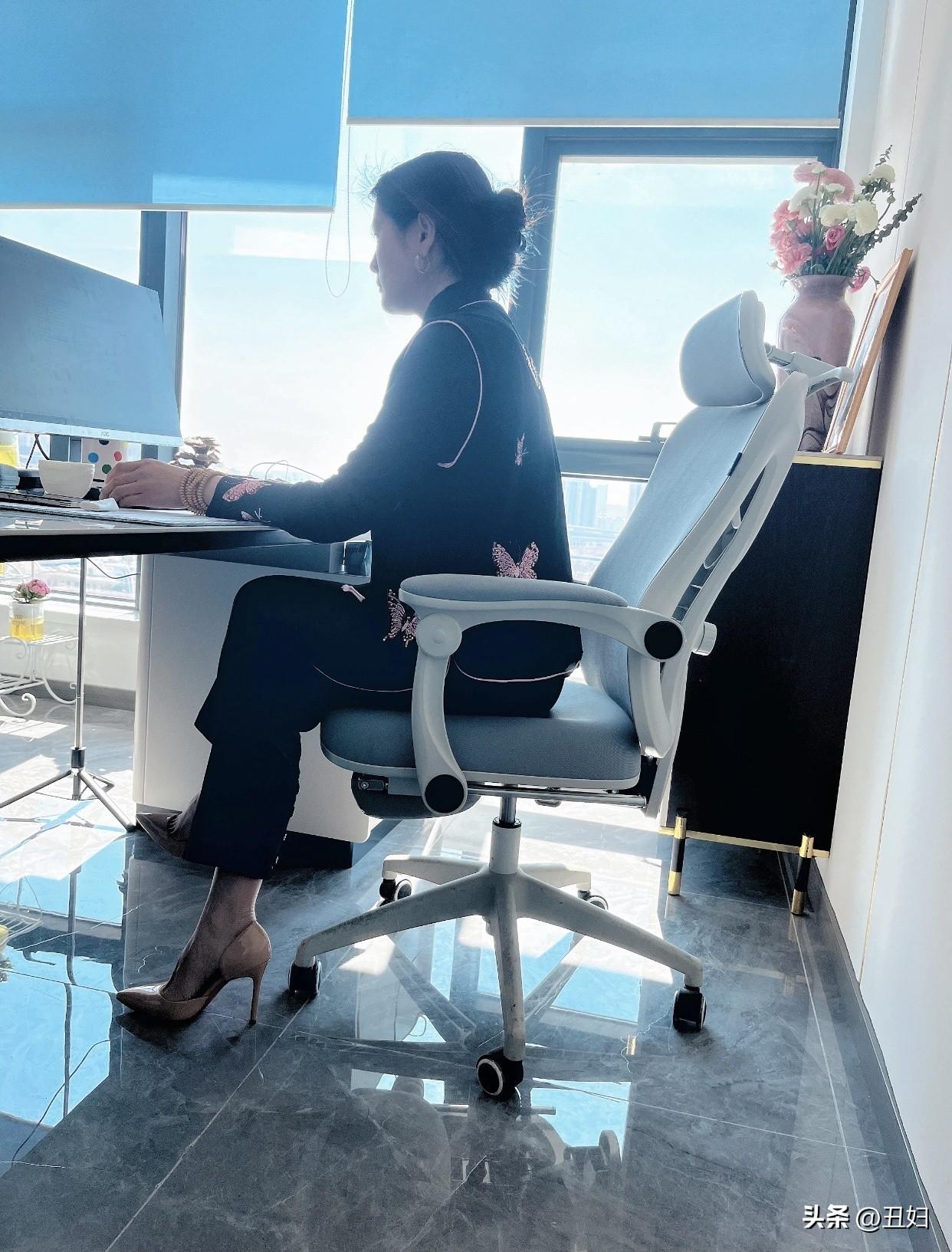 稳重的女人，有着刻在骨子里的气质、藏在心底的温柔，历经世事仍初心不变。她们不会因