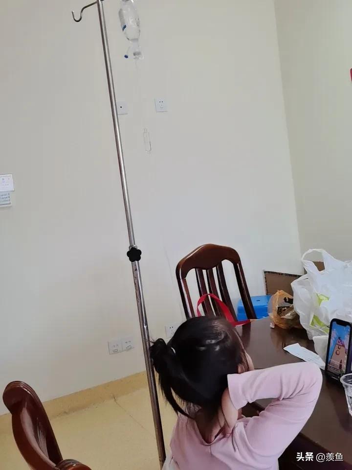 这姑娘烧得太凶了，40℃多，说胡话，扁桃体大，验了个血常规，白细胞26，CRP1