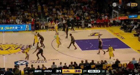 父子失误——布朗尼这是被詹姆斯教育了？
失误回去詹姆斯直接撞他肩示意注意点，布朗