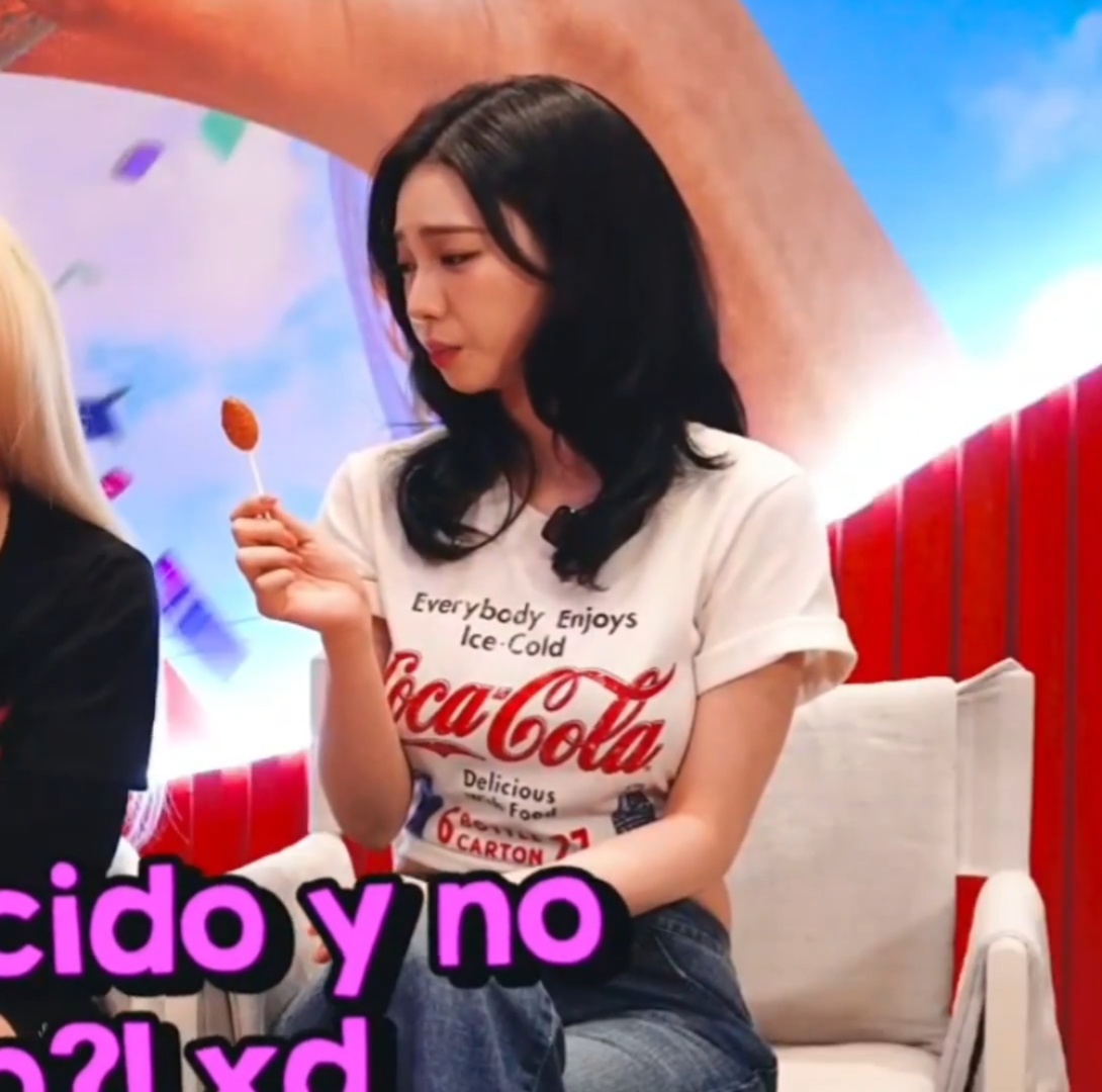 孩子吃辣味棒棒糖，看起来味道不太美丽🍬 