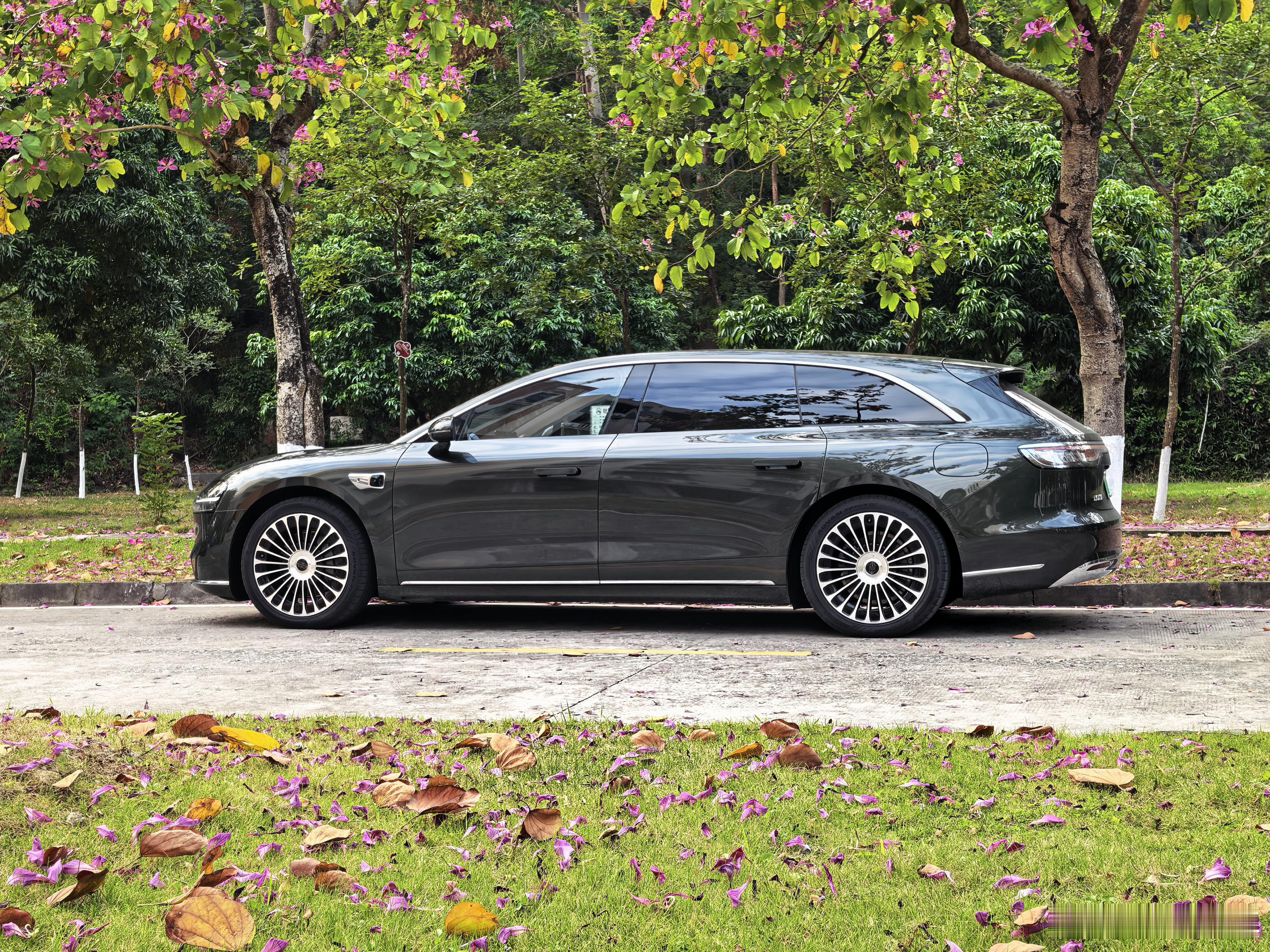 分享几张，秋日的享界S9T，大家猜是用什么设备拍的？