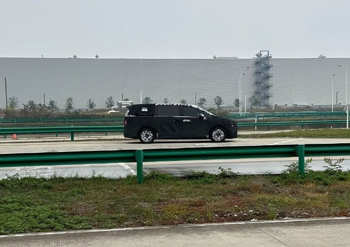 智界 MPV 的最新谍照。目前还是捂得严严实实的，但轮廓看起来还是方方正正的传统