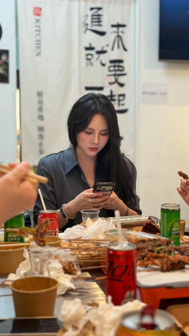 四年时间，从一个羞答答的小女孩如今已经有了霸道总裁的气质 深圳·大运烧鸡·烧烤·