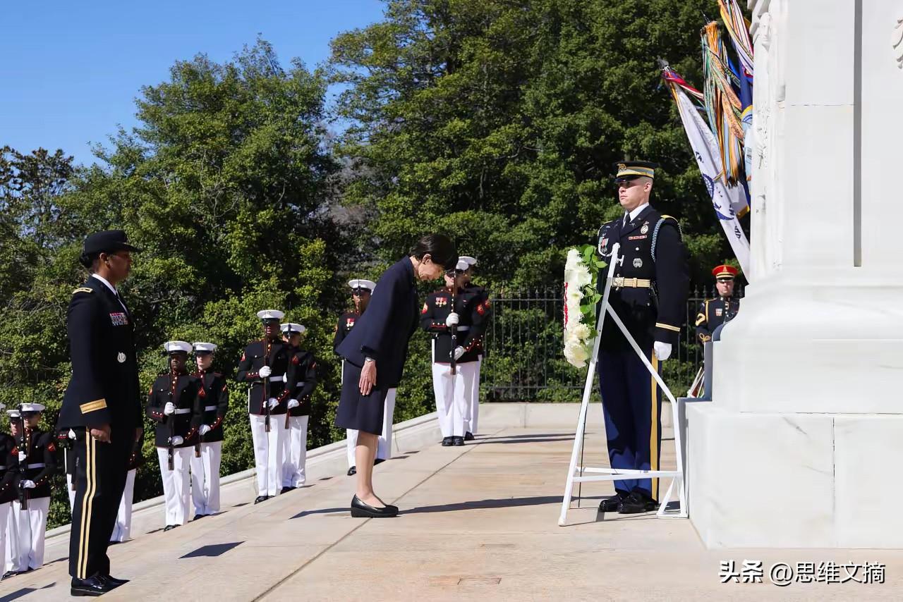 高市早苗，在美国干了件让日本人看不懂的事

在靖国神社，她哭诉日本是 “战争受害
