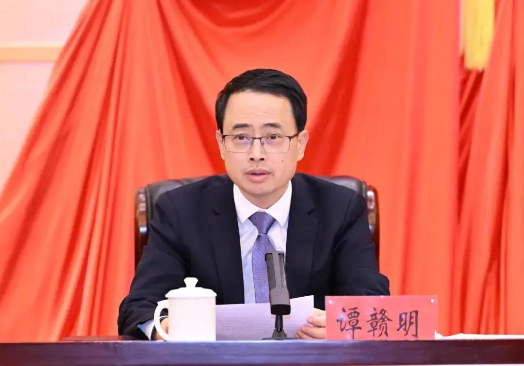 靴子落地，宜春市原市长谭赣明被查。

从辞去市长职务到主动交代问题，中间只间隔了
