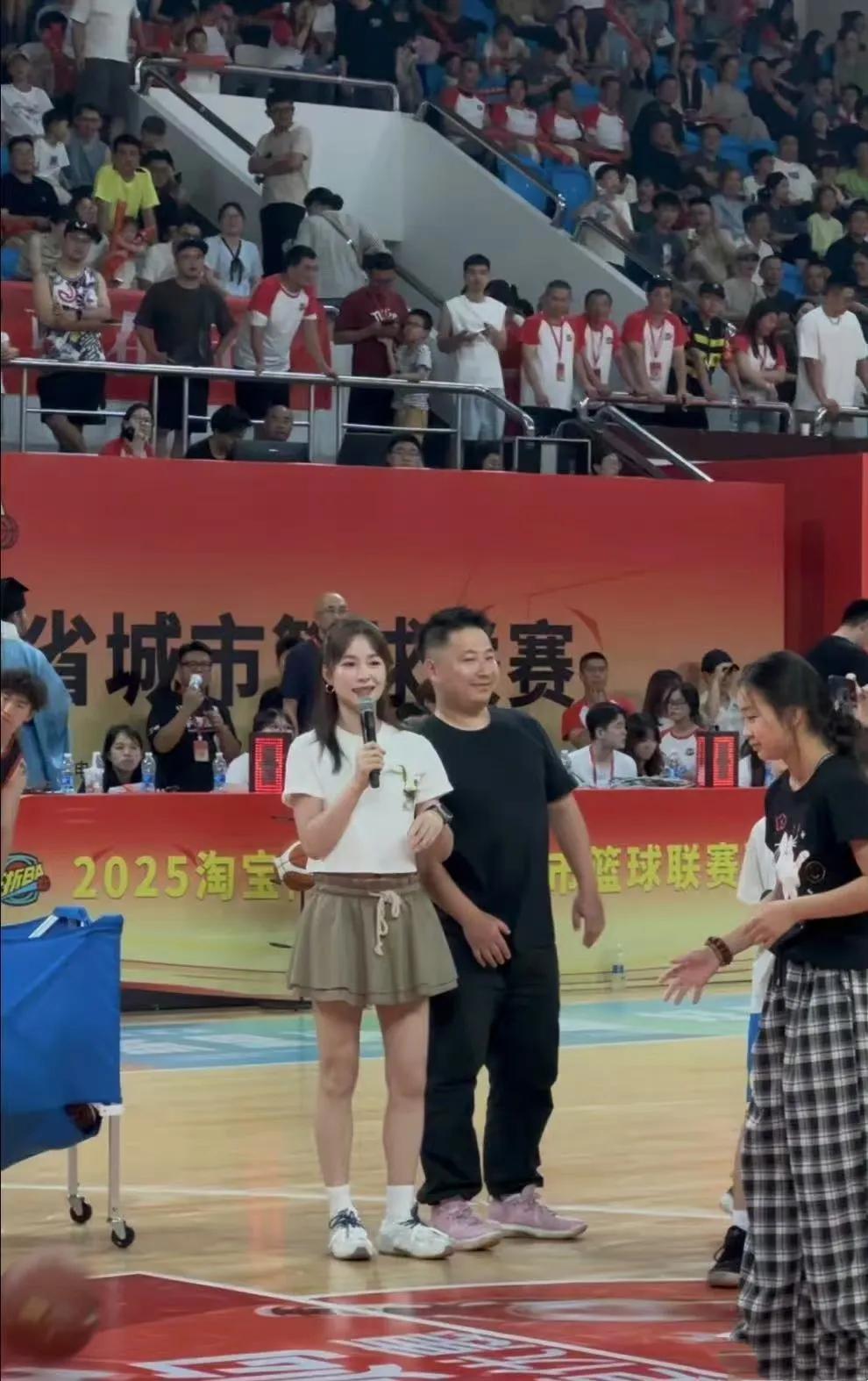 文艺女神秒变啦啦队长！江一燕浙BA球场教娃投篮，一投就中惊全场！
印象里的文艺女