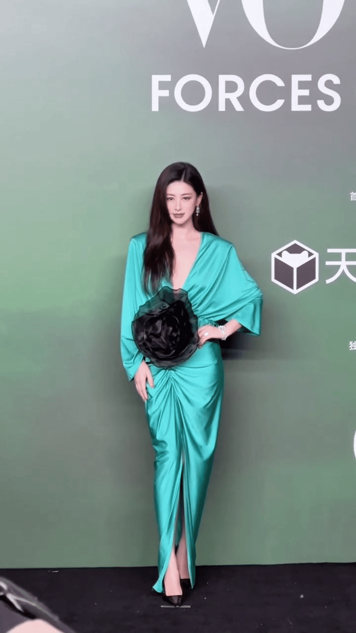 朱珠 体态 被朱珠的体态狠狠圈粉！无论是站是坐都透着优雅，一举一动舒展自然，沉淀