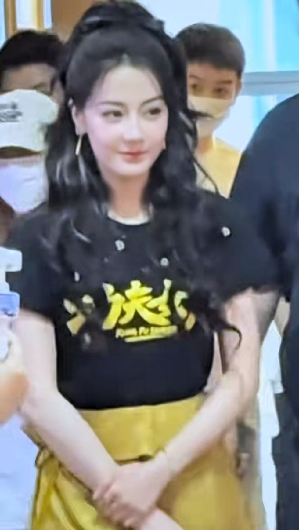 迪丽热巴珠海路演状态迪丽热巴蝴蝶结半扎卷发迪丽热巴别太美了