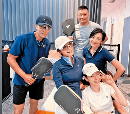 曝刘恺威黎纪君恋情 港媒拍到52岁的刘恺威与32岁香港模特黎纪君十指紧扣约会并同