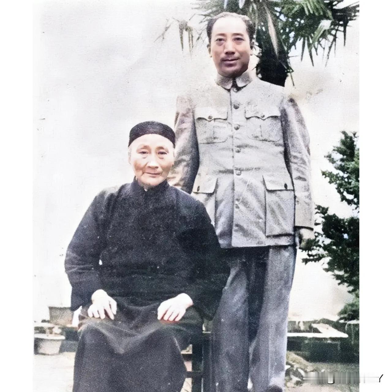 上世纪四十年代初，重庆，军统特务戴笠与母亲的合影老照片