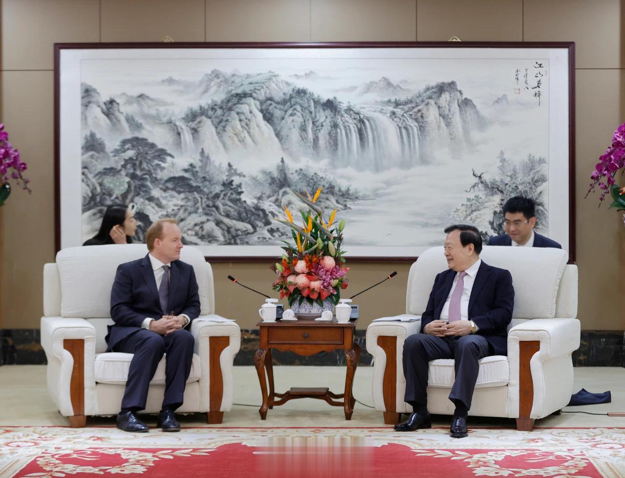 11月14日上午，国务院港澳事务办公室主任夏宝龙在深圳会见英国太古集团行政总裁施