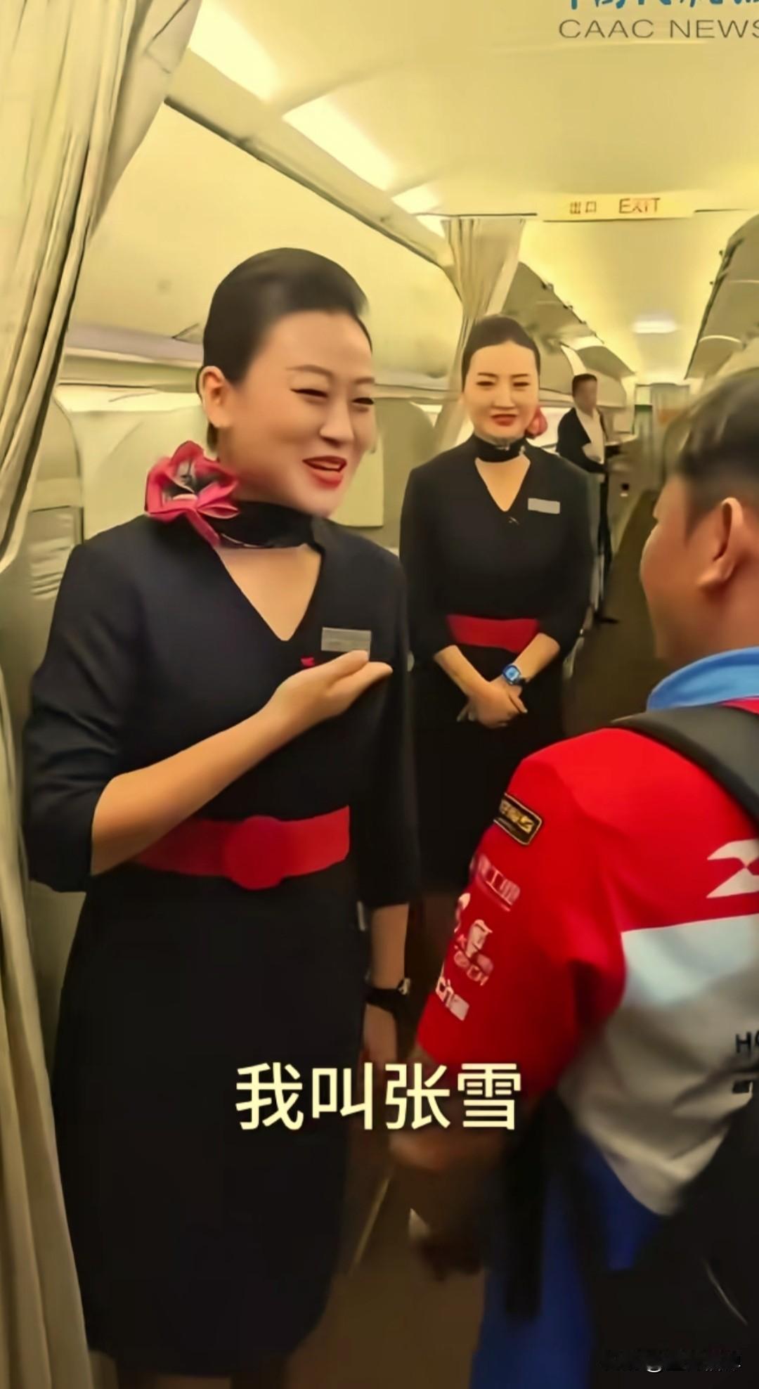 万米高空的航班上，发生了一场特别奇妙的相遇。
张雪搭乘航班去上海参加摩托车赛事，