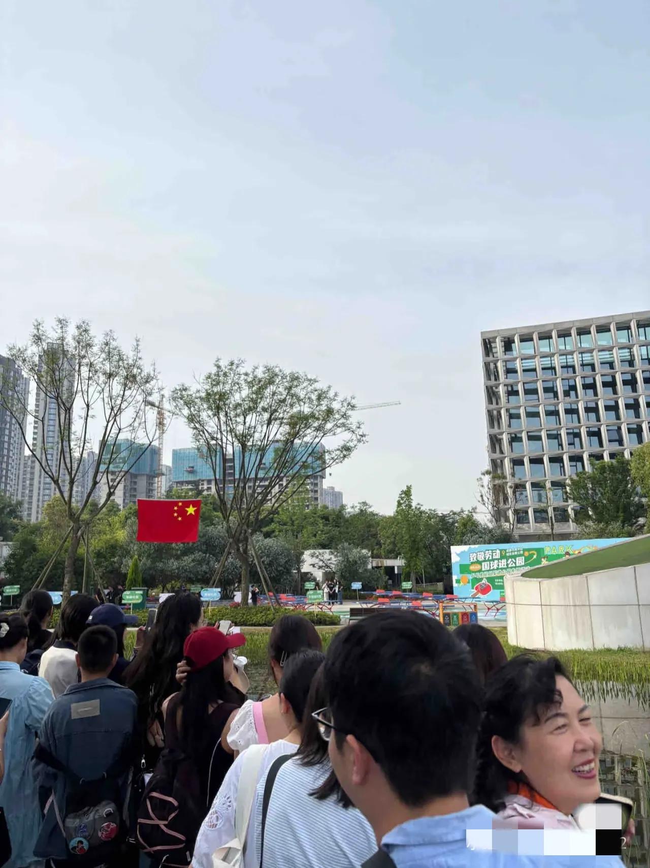 今天国乒的室外活动，
都说王楚钦、孙颖莎、王曼昱、梁靖崑等人都会去。
看到很多球