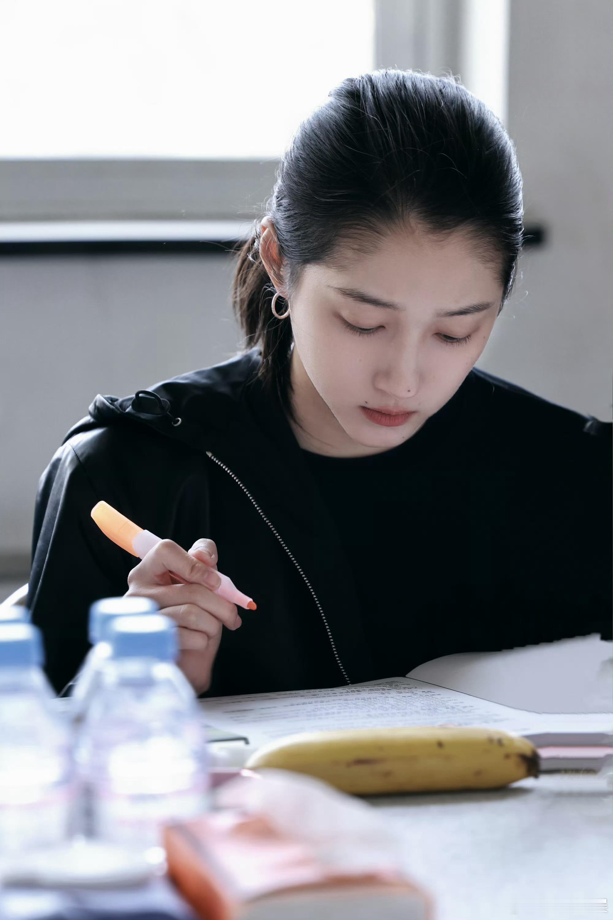 关晓彤贴头皮围读照关晓彤剧本围读ing 关晓彤贴头皮围读照，我好爱关晓彤 