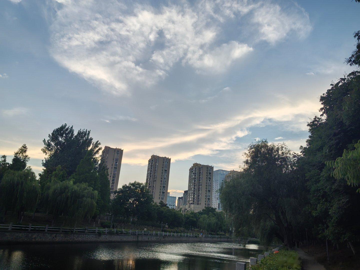 生活手记 愿你我在七月，遇见所有美好，心随喜乐向阳，笑里全是坦荡，未来光芒万丈仲