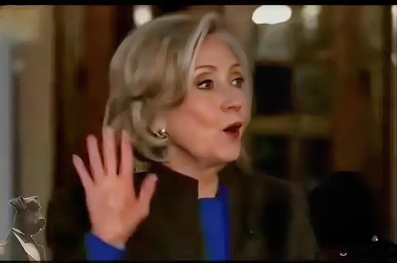 希拉里回应爱波斯坦在已经被定罪之后仍然邀请其前女友麦克斯韦出席女儿婚礼的质疑：“