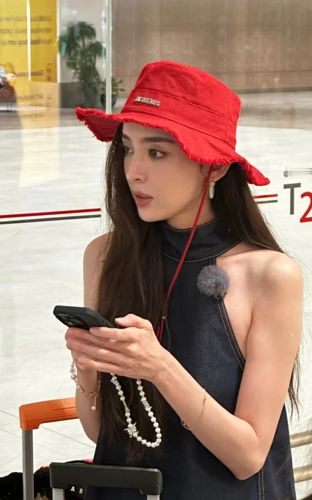 新加坡机场偶遇娜扎
娜扎真的是美神降临
怎么拍怎么好看
而且感觉都没咋化妆   