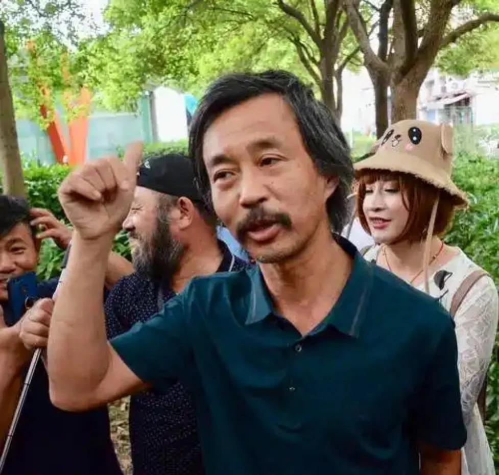 金子果然会发光！曾经以“流浪大师”形象引发关注的沈巍，七夕佳节与作家晓晓甜蜜牵手