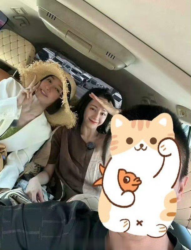 #迪丽热巴秦岚合影##秦岚迪丽热巴花少5合照#  看来这段旅程很开心呢 ​​​