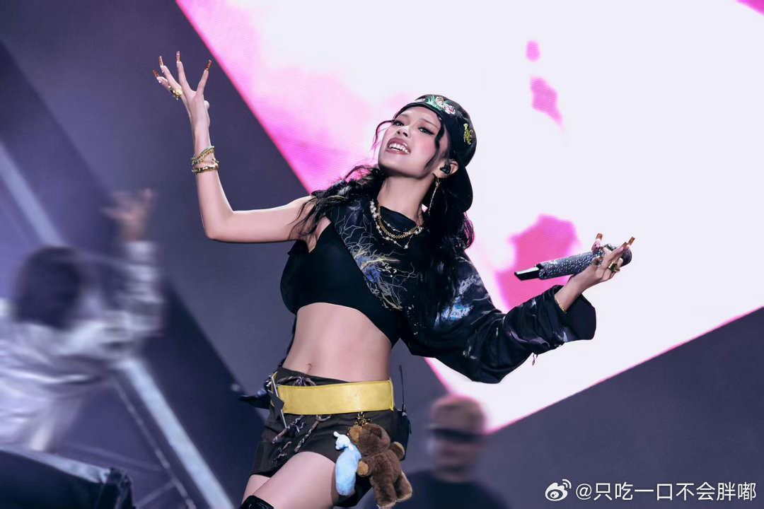歌手直播放下年末巡演行程专心备战歌手，万妮达愿意为音乐舞台做出让步，这份诚意摆在
