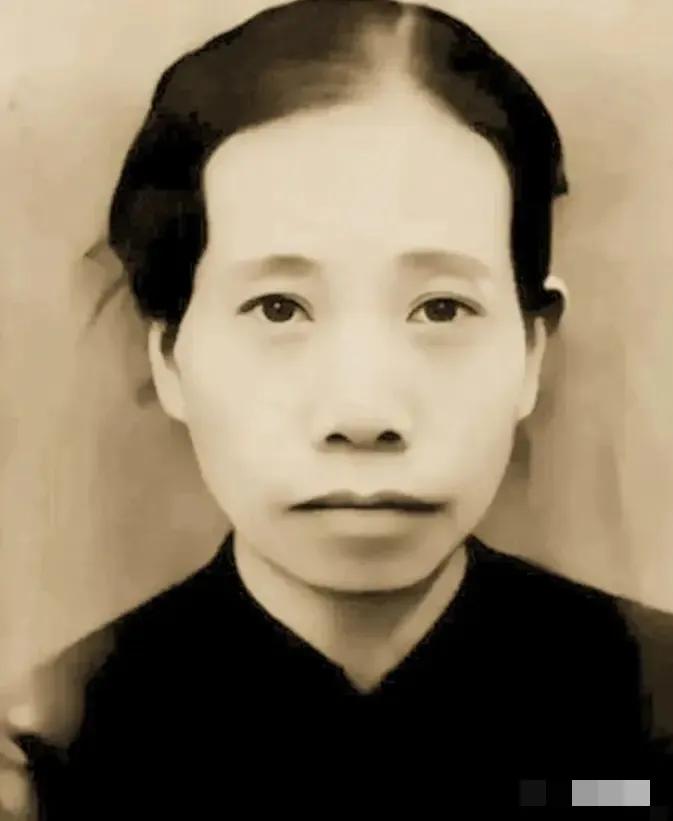 1943年常德会战，一群日本兵与一名中国军人展开了白刃战。刺刀劈开钢盔，一头长发