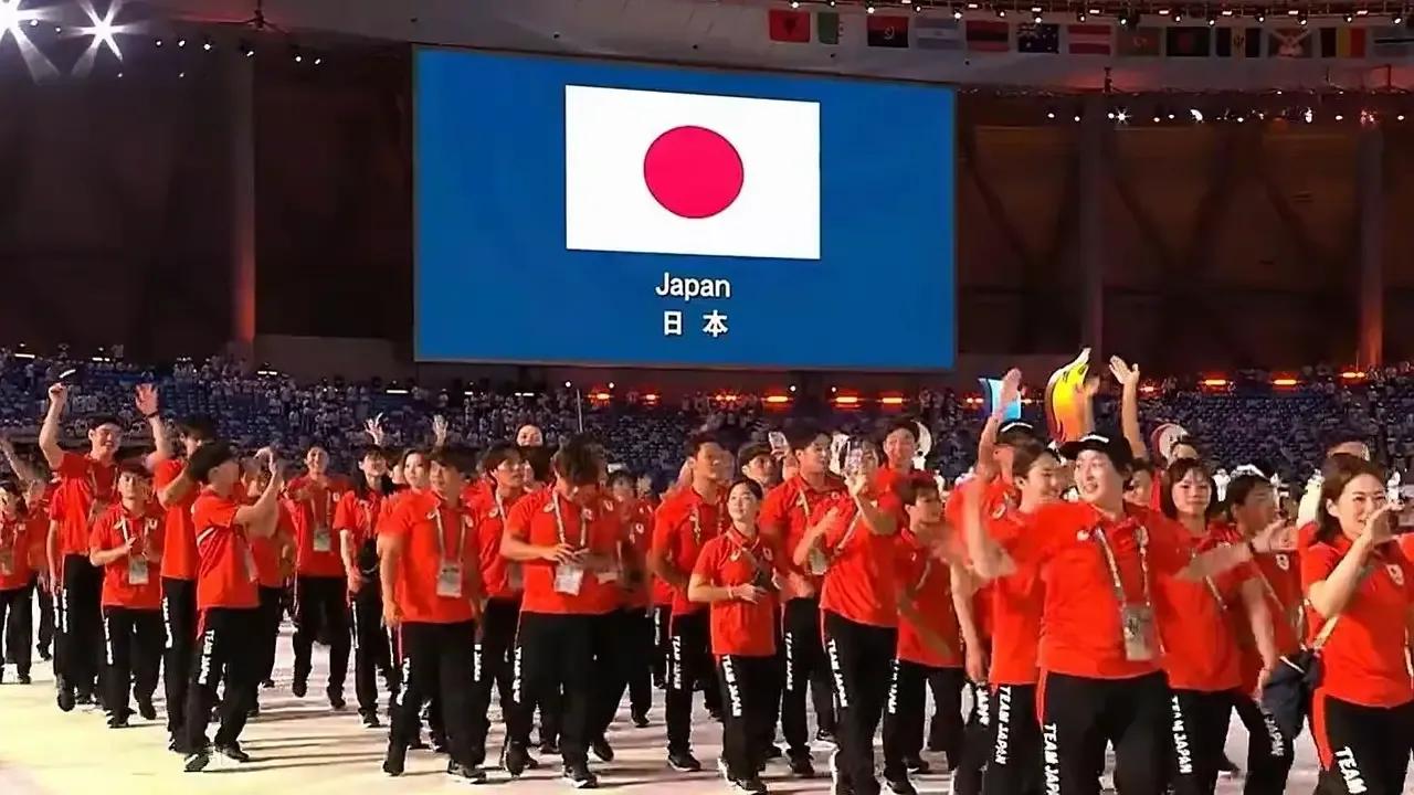 爱憎分明，敢爱敢恨，为四川人民点赞。
前天的大运会开幕式上，当日本代表团出场的时