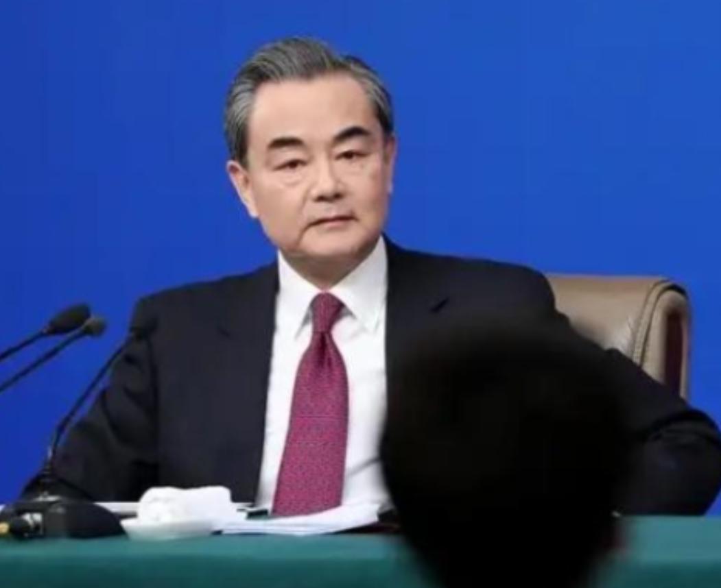 现在不管日本背后有没有美国，咱们已经不打算继续等下去了，王毅直言：我们有权对日本