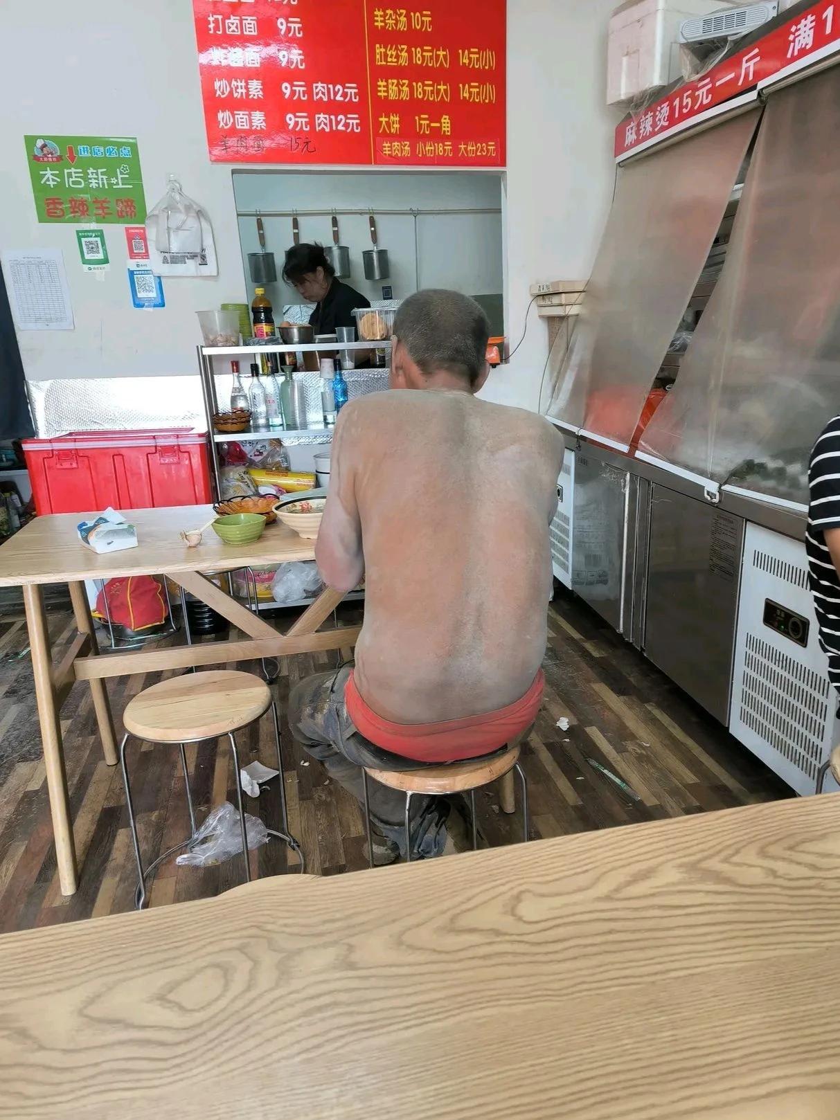 这应该就是打工人的真实写照！

中午的时候，我去了一家小面馆用餐，偶然发现了坐在