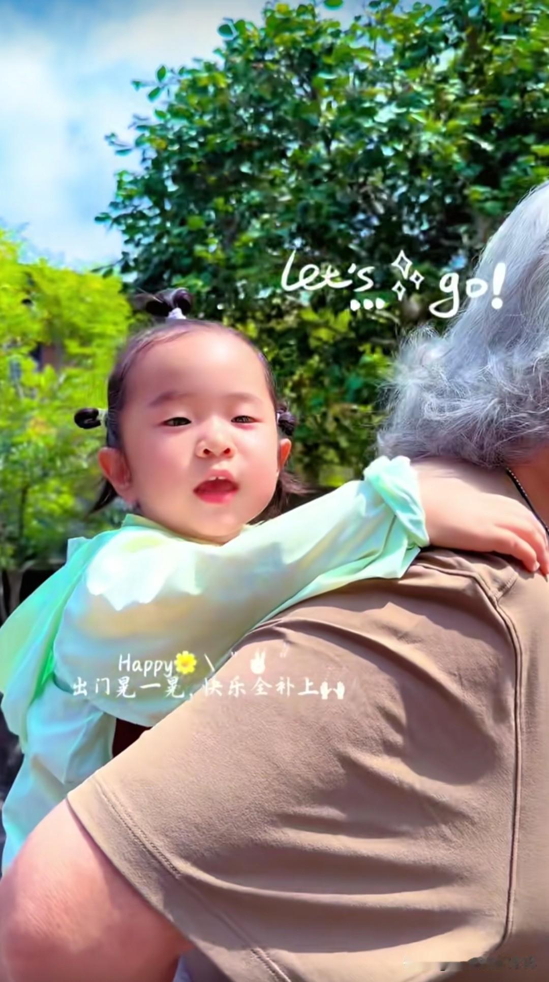 张纪中导演背着小龙珠去看海了！张导对宝贝女儿满眼的宠溺，他是一个非常有责任心的好
