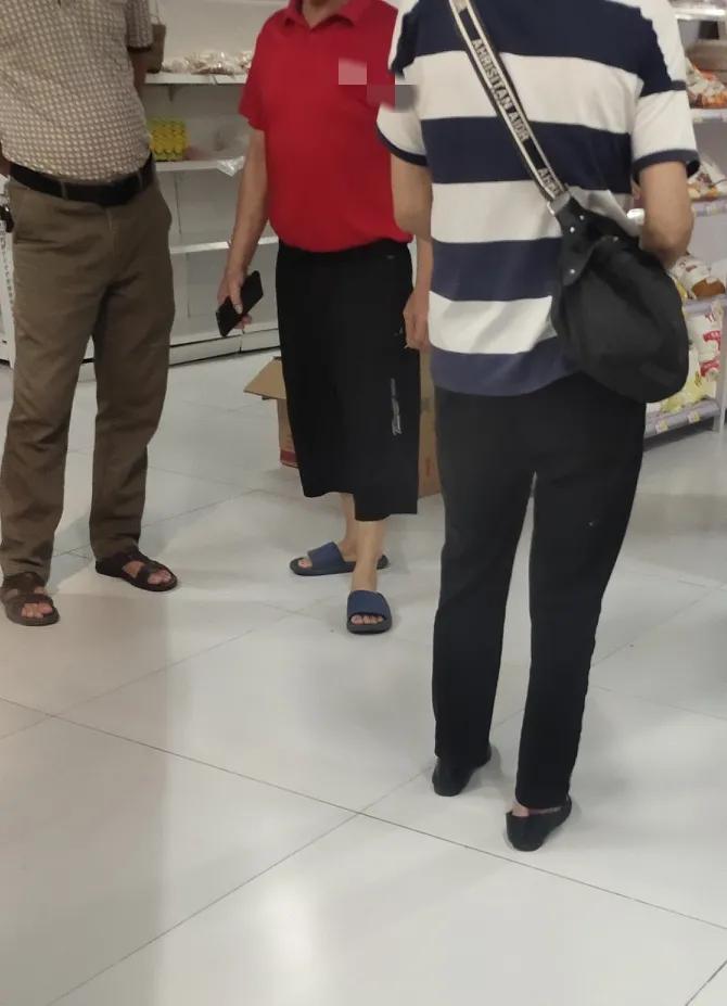 认识一位七零后的公务员帅哥，身材模样都不错，只是前年他突然就脑梗了，虽然抢救及时