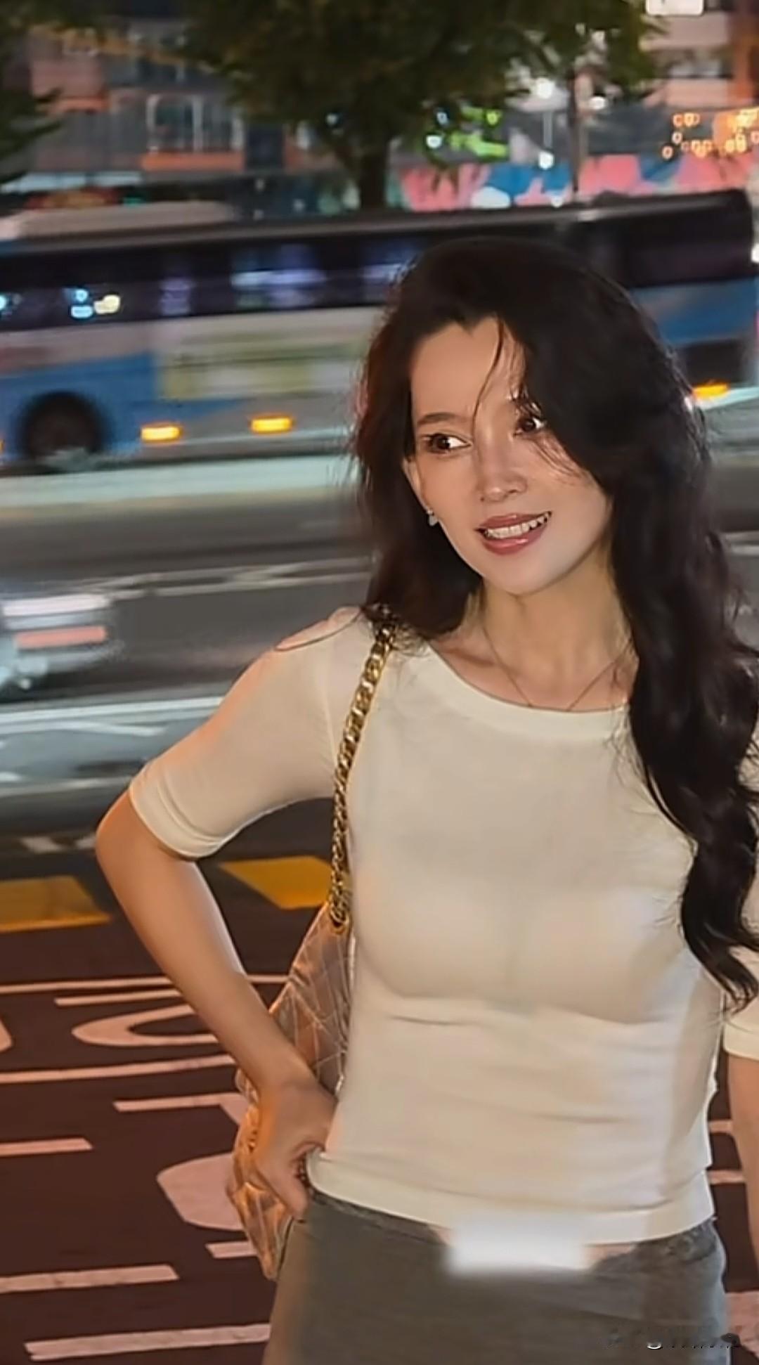 森林北更新视频，大方玩梗自我提问：是又老又年轻的姐姨吗？她身穿简约修身套装，好身