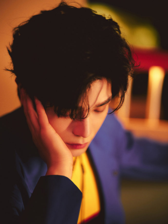 丁禹兮明暗光影中舒展松弛气场 丁禹兮撞色内搭宝石蓝西装 丁禹兮明暗光影中舒展松弛