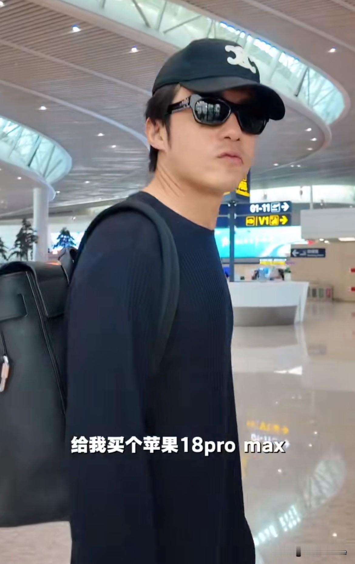 9月25日，李泽锋给站姐报销了苹果18pm2TB上热搜，这是什么“神仙男艺人”！