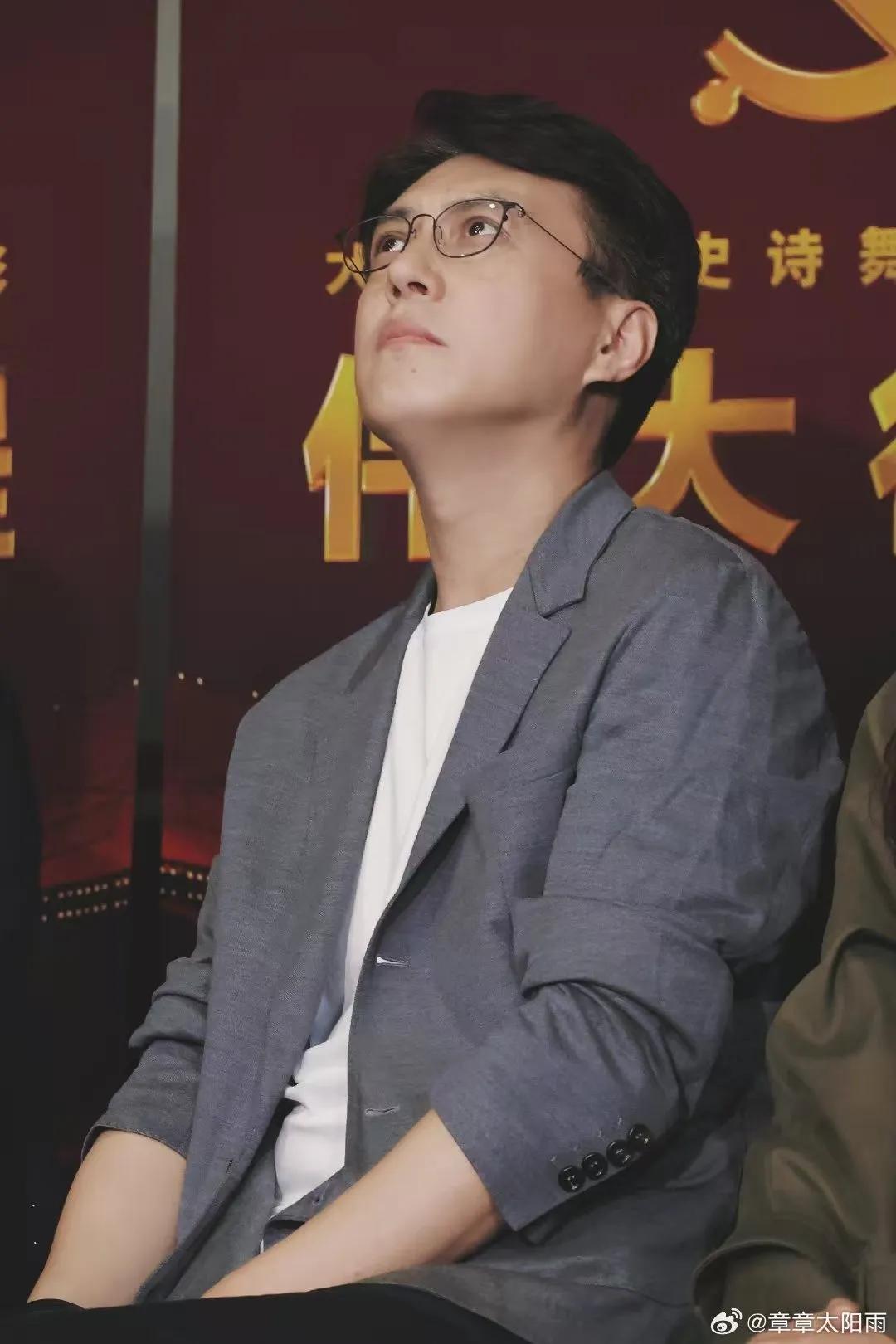 靳东的演艺生涯有哪些经典作品靳东经典作品很多，有伪装者，明楼，身肩多重身份，来回