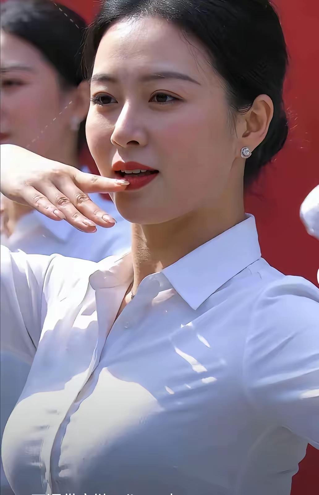 吕梁秦主任！极品黑白配，职场女性天花板！
吕梁秦主任的穿搭火遍网络
没有花哨的装