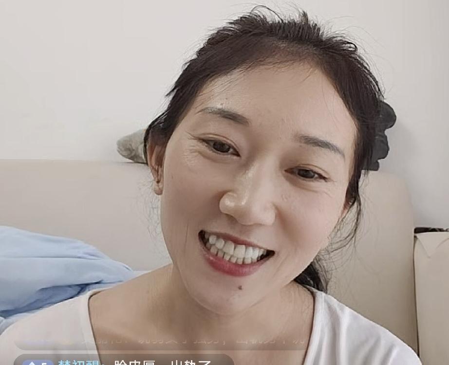林丽下午开直播回应网友2个问题
      今天下午林丽在她的附属账号上开启了直