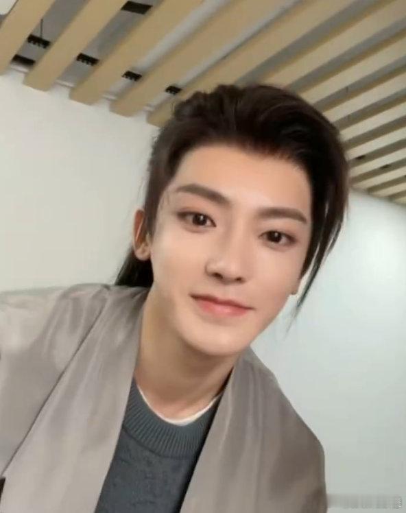 于正拍侯明昊玉茗茶骨定妆救命！侯明昊《玉茗茶骨》定妆照中，披发造型太惊艳，这颜值