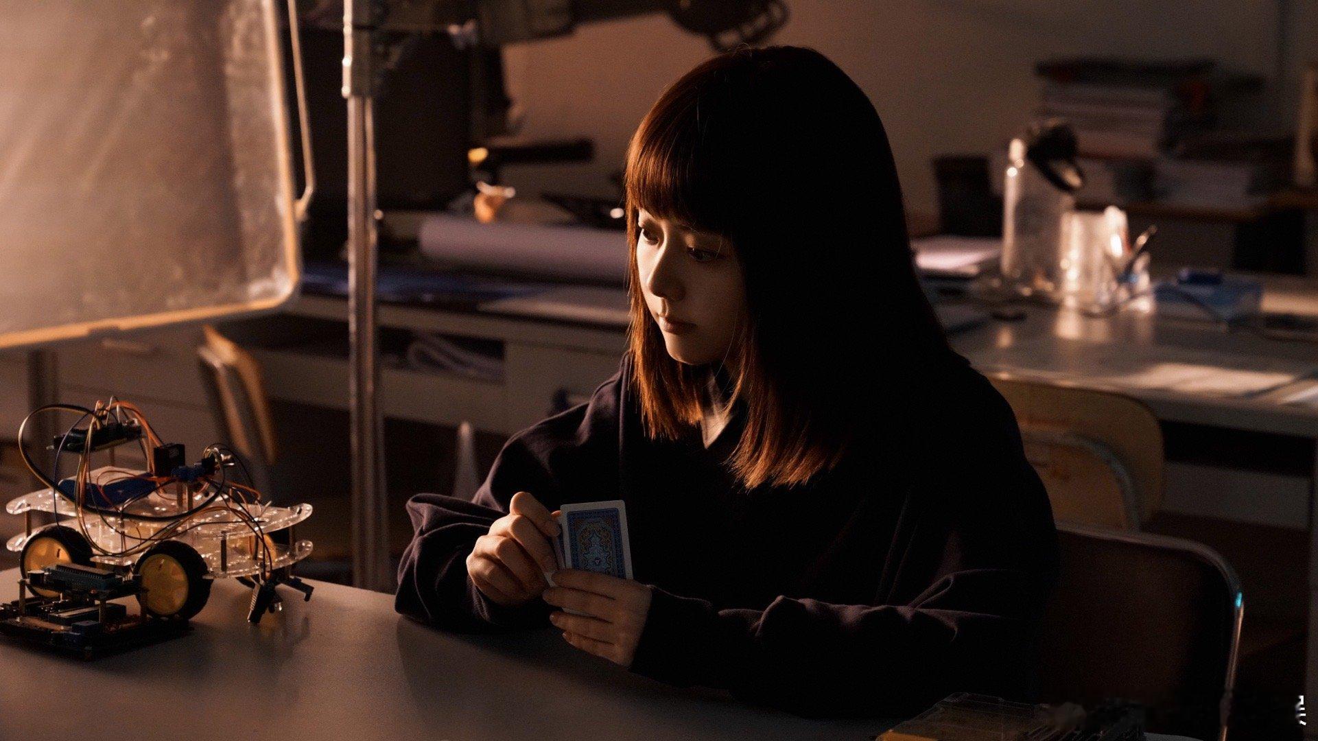 #谭松韵短发妹宝长发拽姐# 谭松韵短发宛如妹宝，纯真无邪令人爱。长发好似拽姐，高