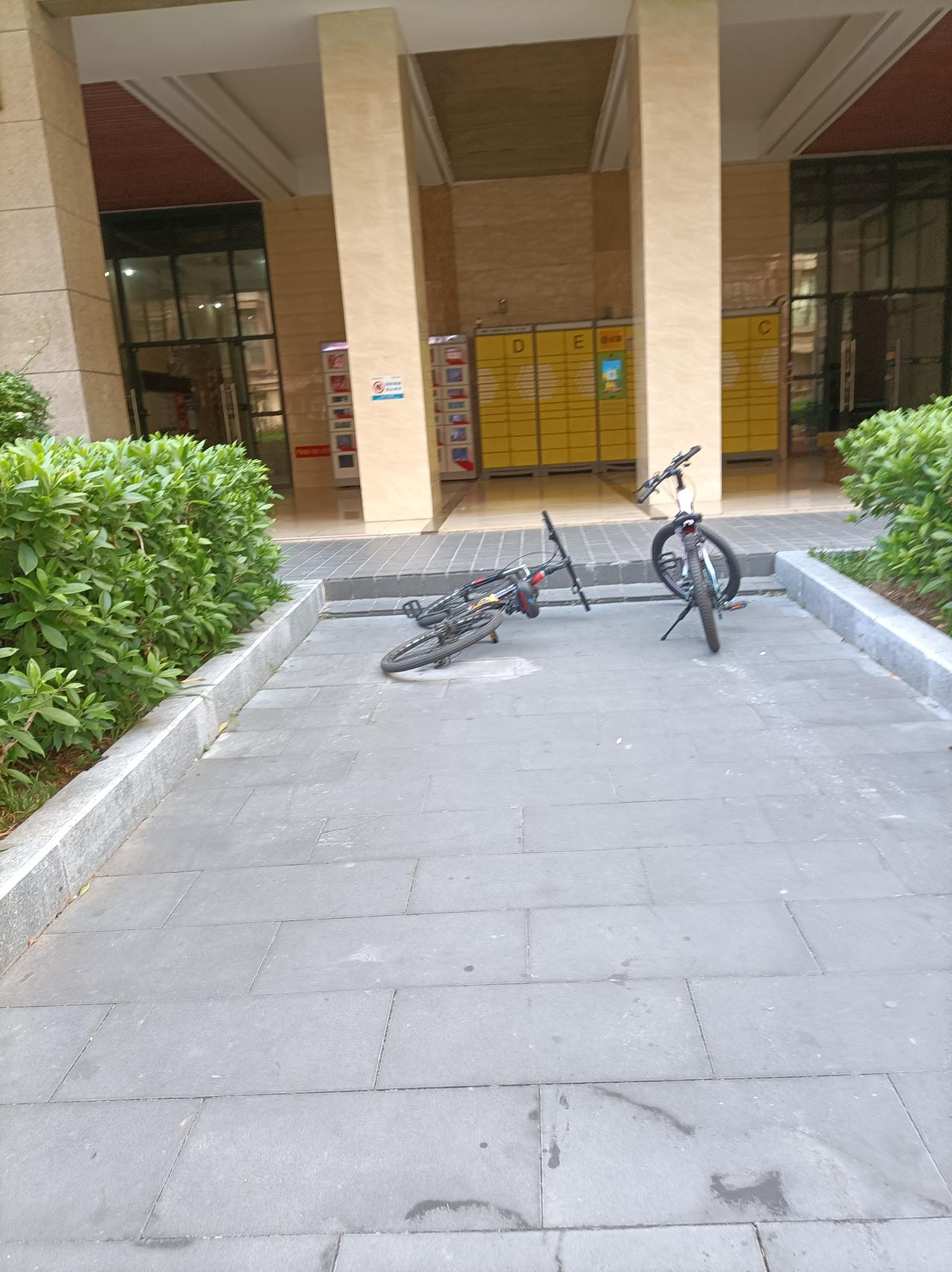 随手拍张照前几天下去拿快递，看到这个自行车这样倒在地上，有人走过去绕着走，今天去