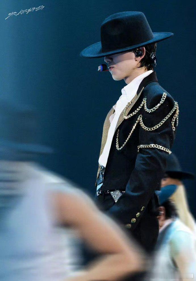 张杰龙门阵 张杰今晚携《龙门阵》开启震撼舞台新篇！麻将元素贯穿始终，独特的创意与