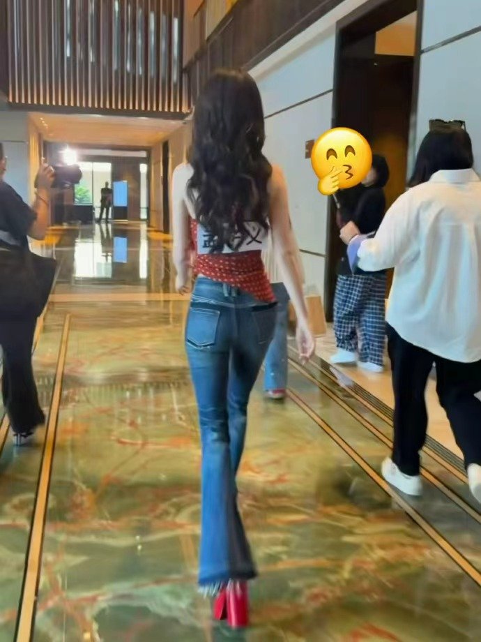 孟子义腰比名牌细 孟子义好长，孟子义逆天腰臀比，腰比名牌细，好长的腿好美的港风美