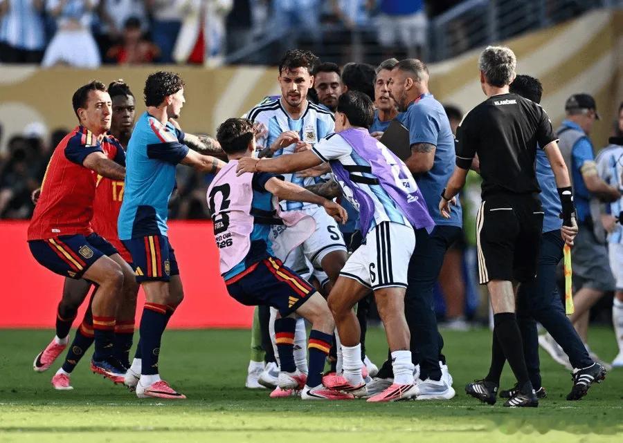 ESPN记者：帕雷德斯带着肋骨骨折伤势，参加多场世界杯比赛据ESPN，《奥莱报》